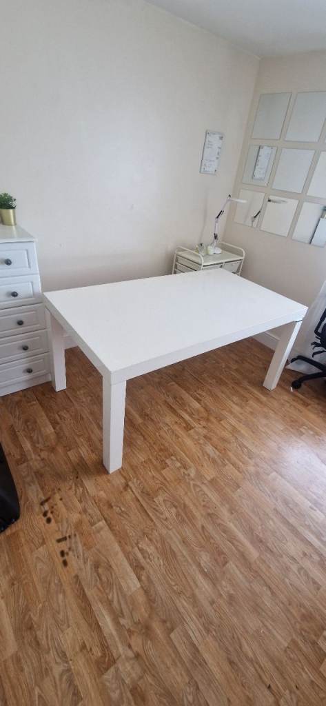 Beautiful White high gloss 6 seater dining table
