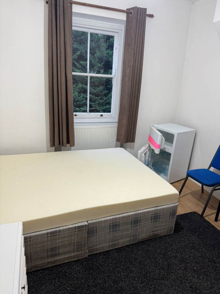 2 x Double room to rent on Hazellville Road - shared bathroom (1 room) & kitchen with 3 other rooms