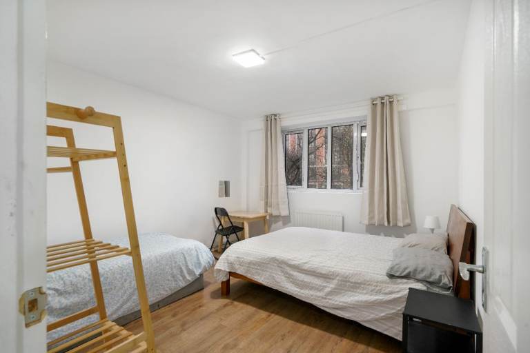 EXTRA LARGD DOUBLE ROOM EDGWARE ROAD