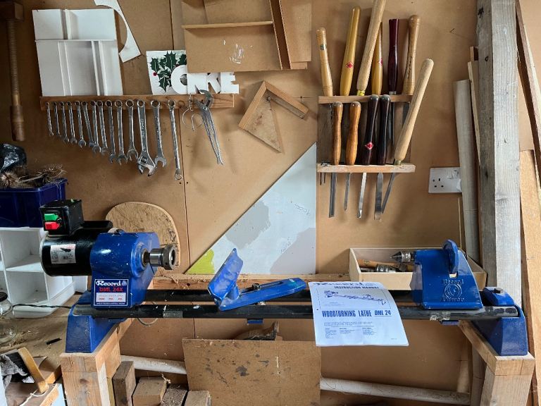 Wood turning lathe