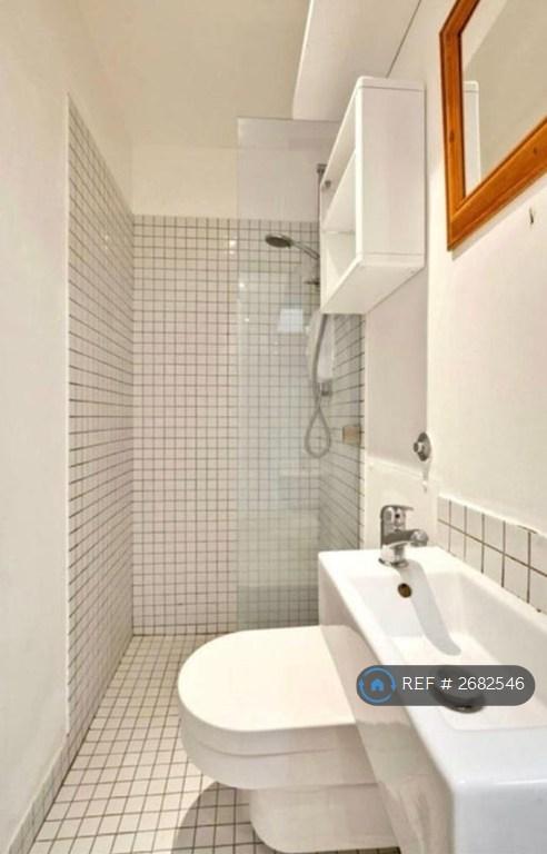 image for Studio flat in Princes Road, Weybridge, KT13 (#2682546)