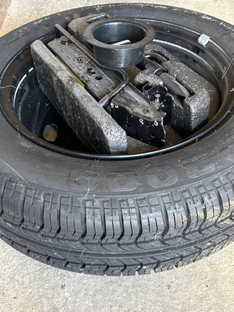 Spare wheel with hub and brand new Pirelli 175/65 R 14 tyre