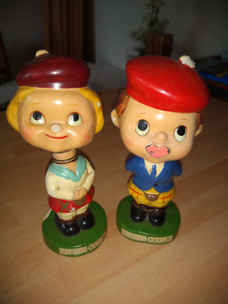 Bobblehead kissing couple 