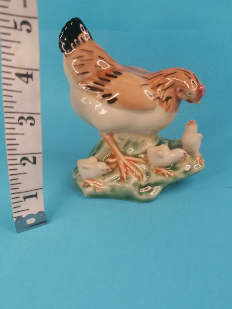 4,5inch Vintage Ceramic Mother Hen & Baby Chicks Figurine.