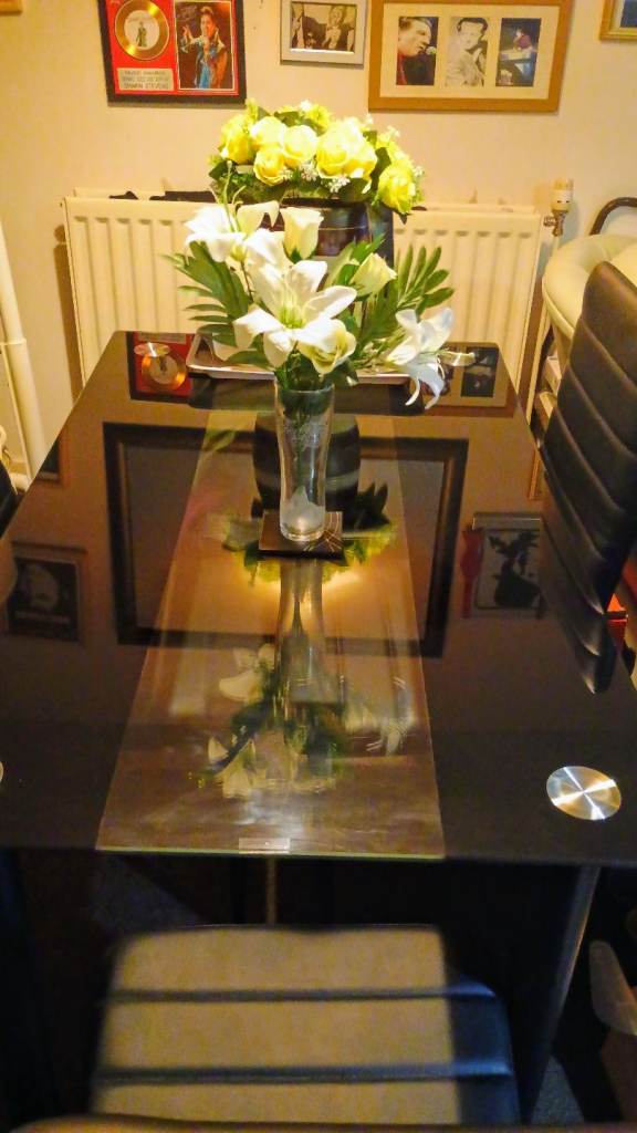 Beautiful glass dining table +4 chairs £80 cash pick up 4ftx2.6" 
