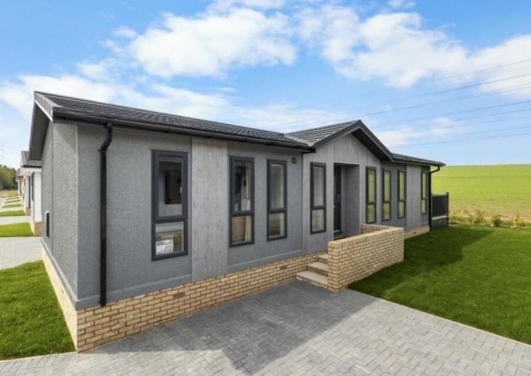 Omar Ikon in Stanford-le-Hope  - Lodge / Caravan 