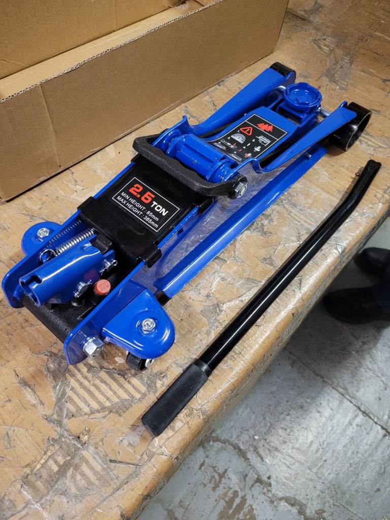 A new still boxes 2.5 ton jack .