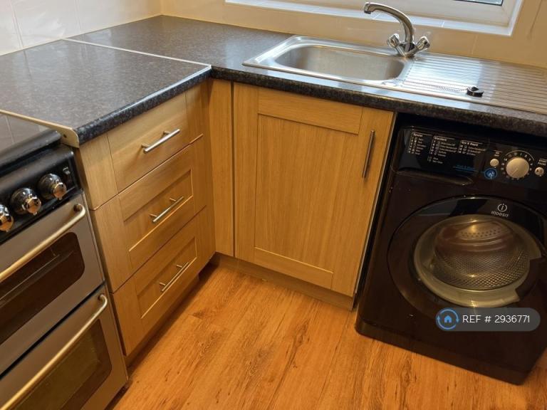 3 bedroom flat in Broad St, Bromsgrove, B61 (3 bed) (#2936771)
