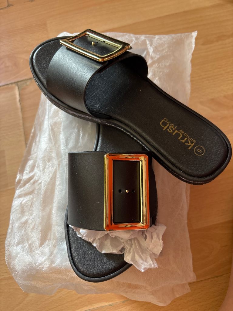 Women’s buckle sandals 