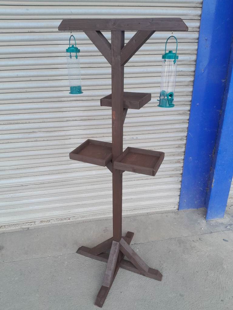 Bird feeding station 