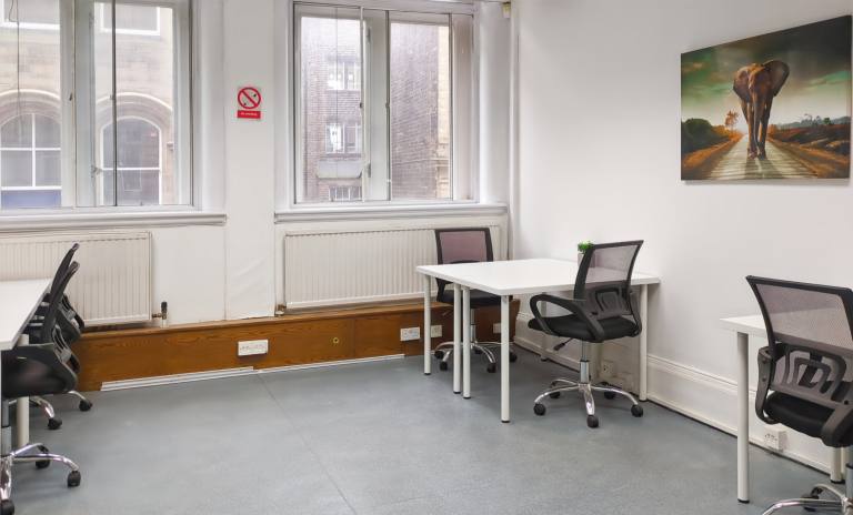 Huddersfield - HD1 1LN \ Private Office Rental with a 5-Desk Setup