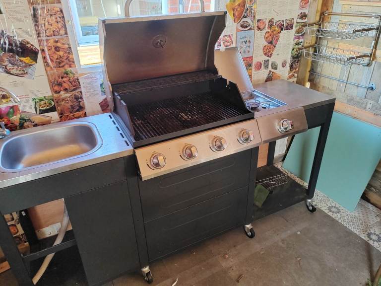 Large gas barbecue 