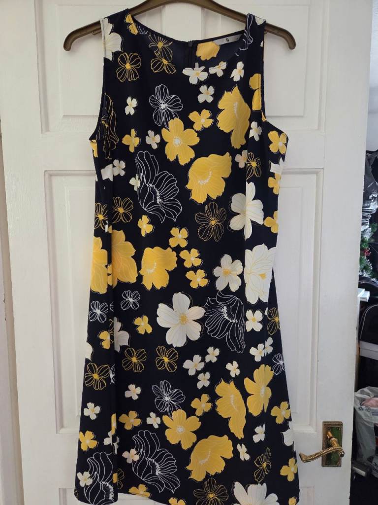 LADIES DRESS SIZE 18