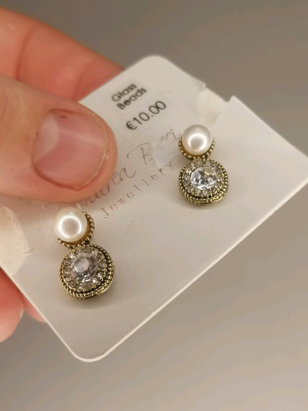 Jewellery 2x brand new Women's earrings. 