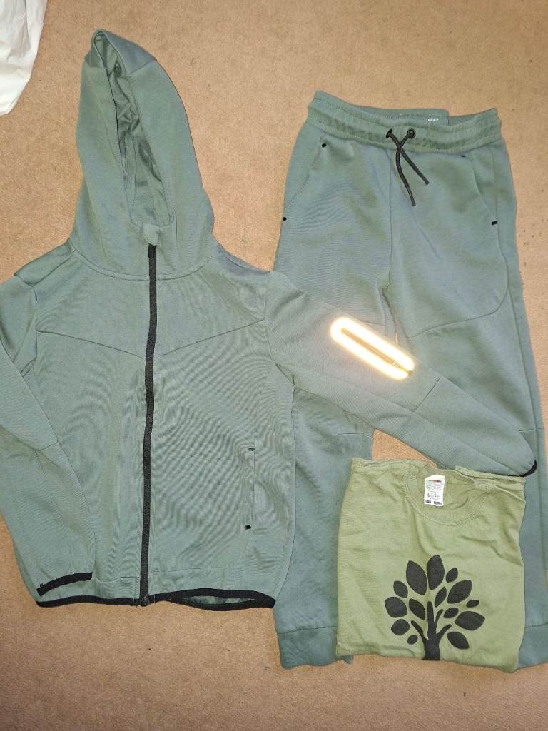 image for Jogging Set, Hoody, Sweatshirt with Jogging bottoms & T-Shirt Size 8-9 yrs