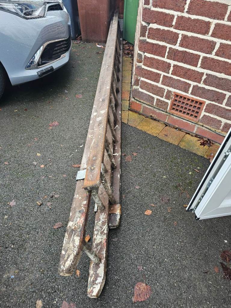 Long extendable wooden ladders