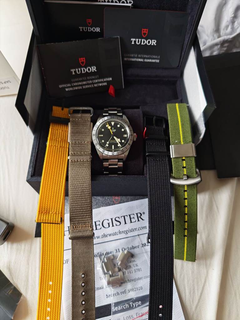 Tudor Black Bay Pro. Full set and extra straps 