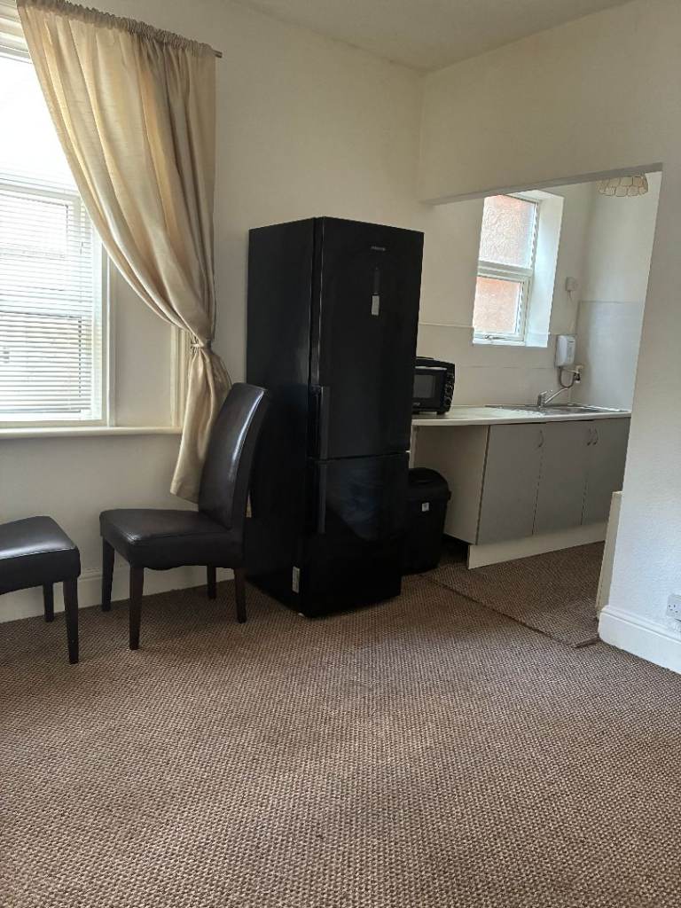 Bedsit studio own kitchen Bearwood £498pm un/furnished £354 deposit seperate bedroom