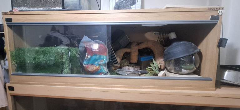 Vivariums and accessories 