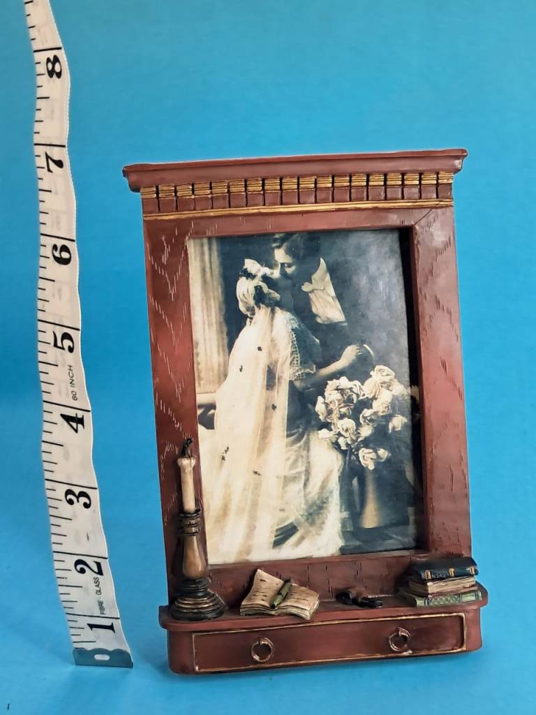 Victorian-style 3D photo frame .