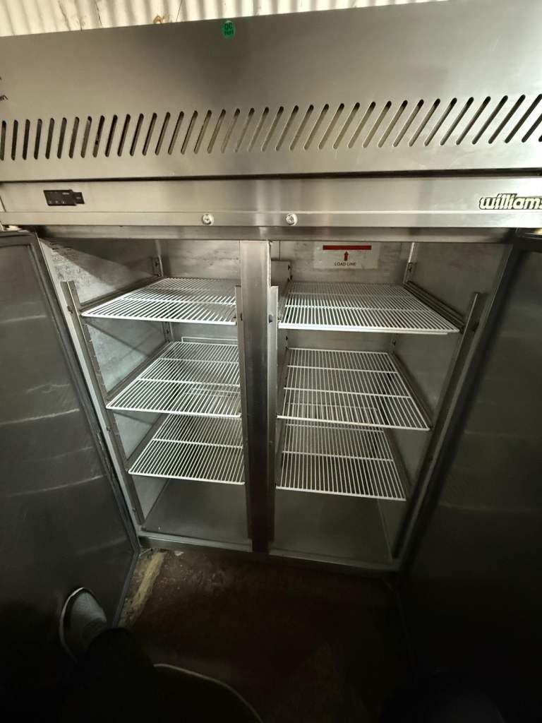 Commercial upright double door Williams fridge cafe shop restaurant takeaway 