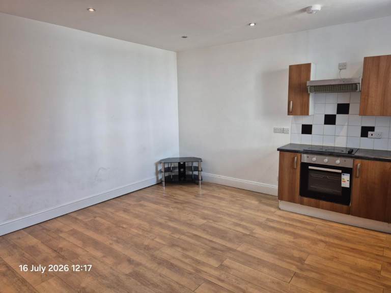 A modern, self-contained flat to let is available - 1 bedroom - Blackburn - Moorgate Street - £495
