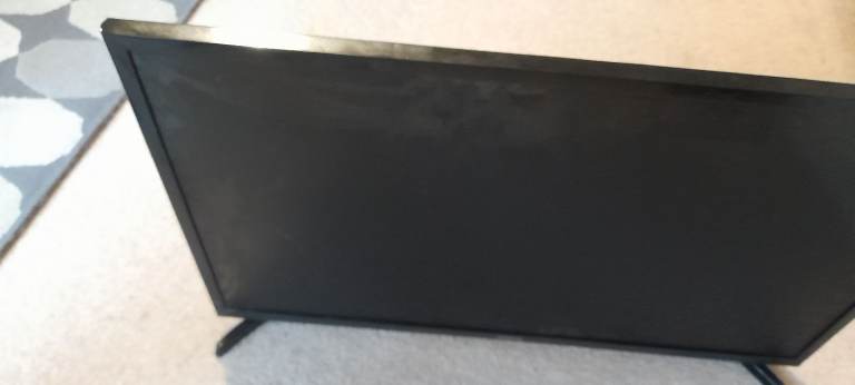 Samsung 32 inch TV screen got damaged, no picture but gets powered ond available for scrap 