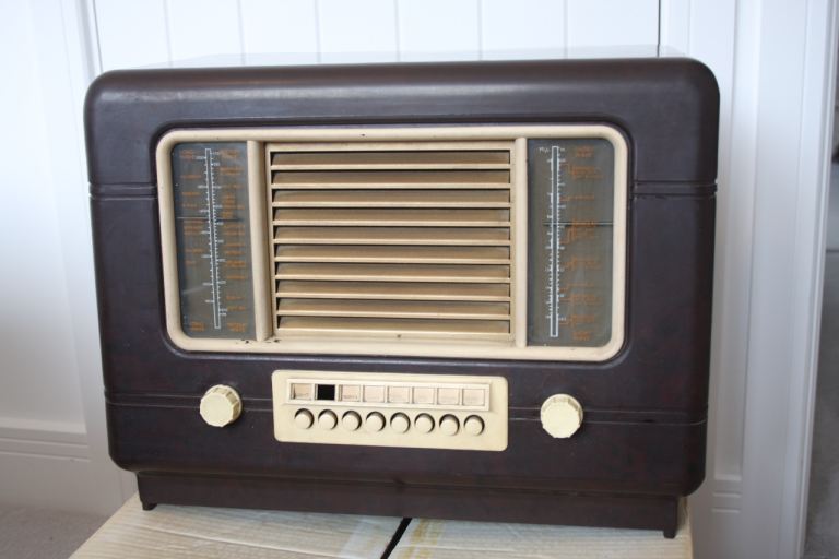 His Masters Voice 1946 radio