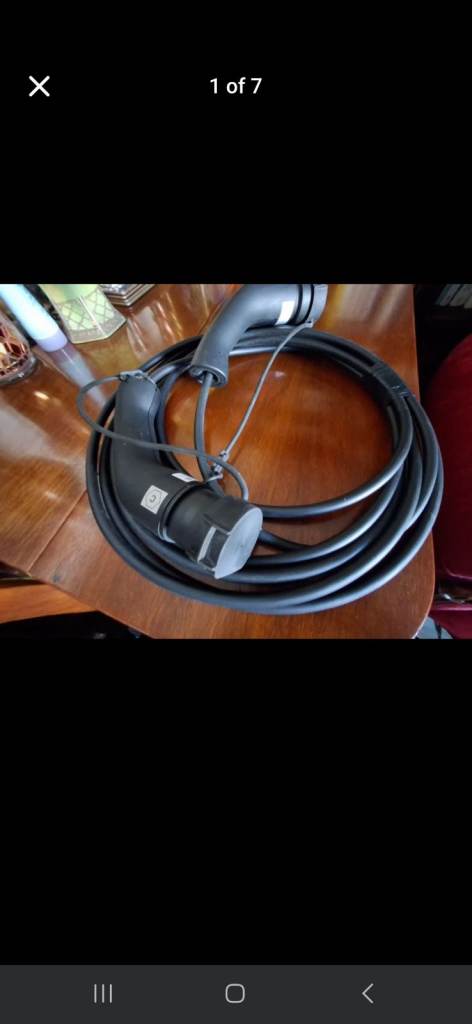Renault Captur charging cable & rear head restraints 