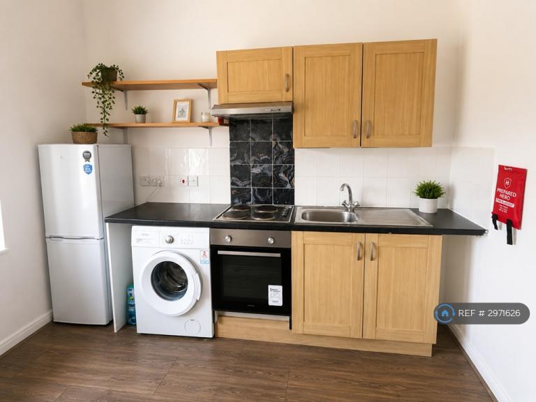 1 bedroom flat in Grange Road, Enfield, N18 (1 bed) (#2971626)