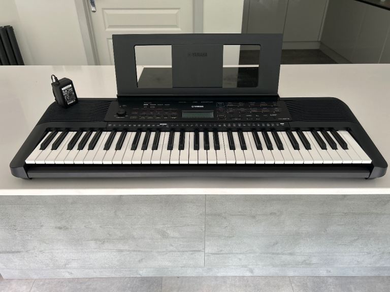 Yamaha PSR-E273 Portable Keyboard – Black, Good Condition