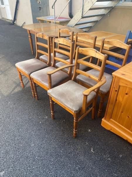 Pine Dining Table and Six Chairs – Good Condition