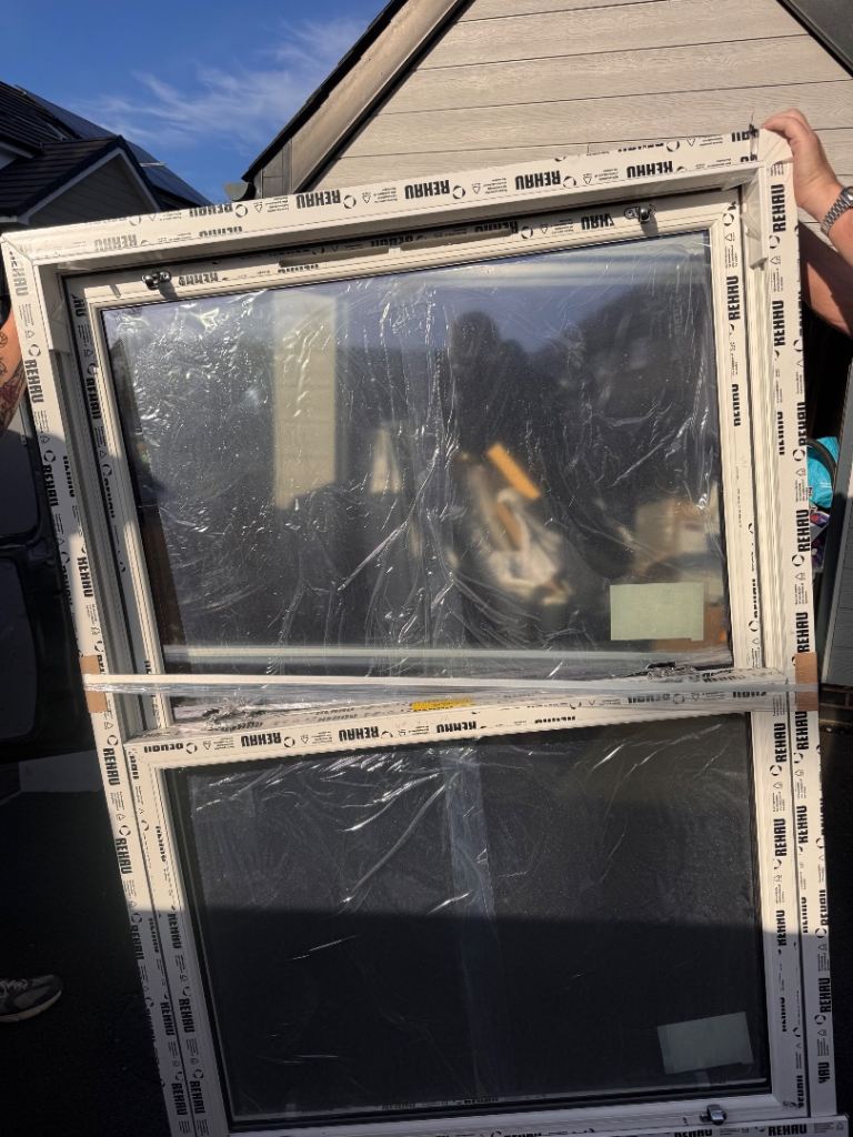 2 x White uPVC Double Glazed Sash Windows – REHAU