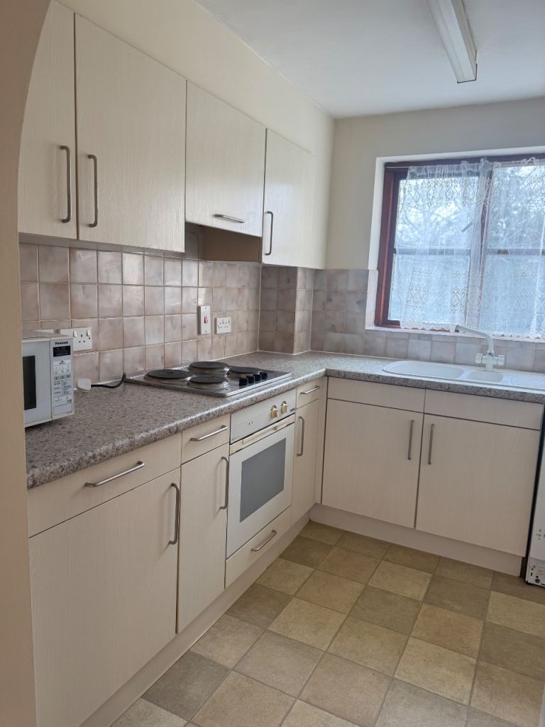 ONE BED ROOM FLAT RENT IN HAMPTON WICK/ KINGSTON AREA 