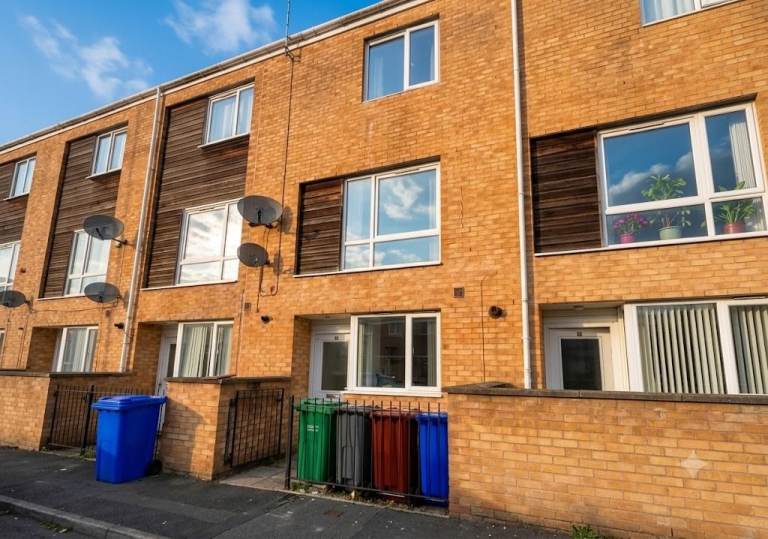 4 bedroom terraced house to rent
