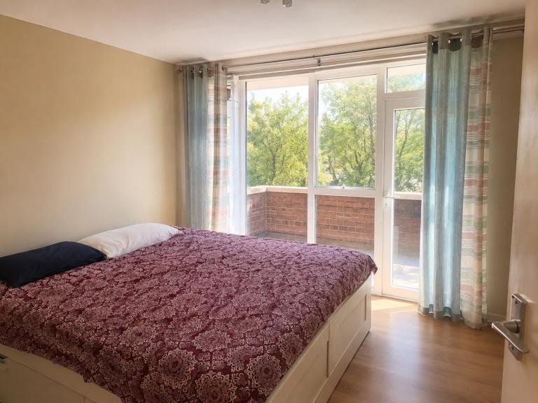 Bright Double Room with Private Balcony – Bills Included