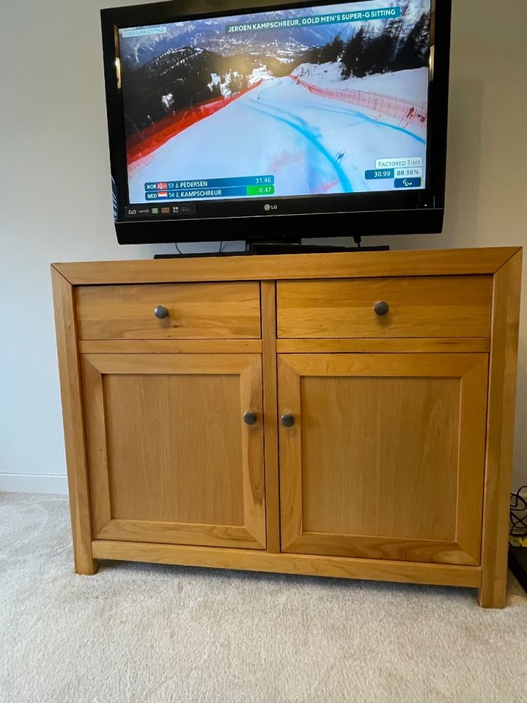 Lovely oak sideboard / tv cabinet