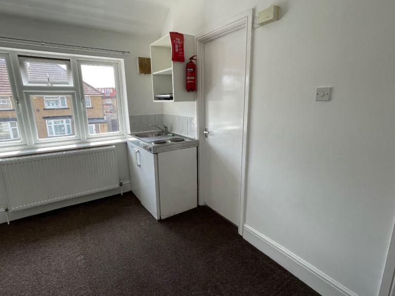 Self-contained Studio Flat, Feltham