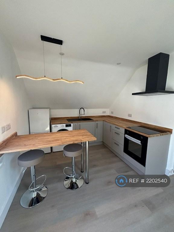 1 bedroom flat in Station Road, London, N3 (1 bed) (#2202540)