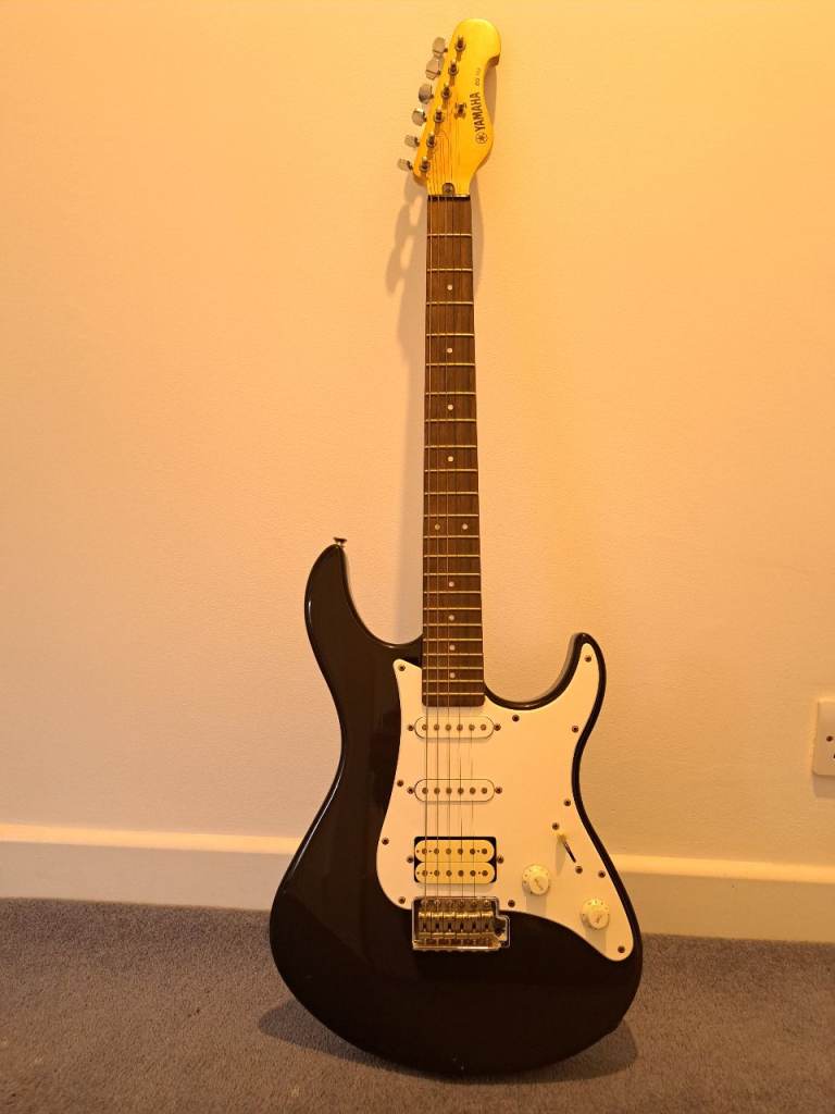 Yamaha ERG 112 Electric Guitar - Black, Good Condition