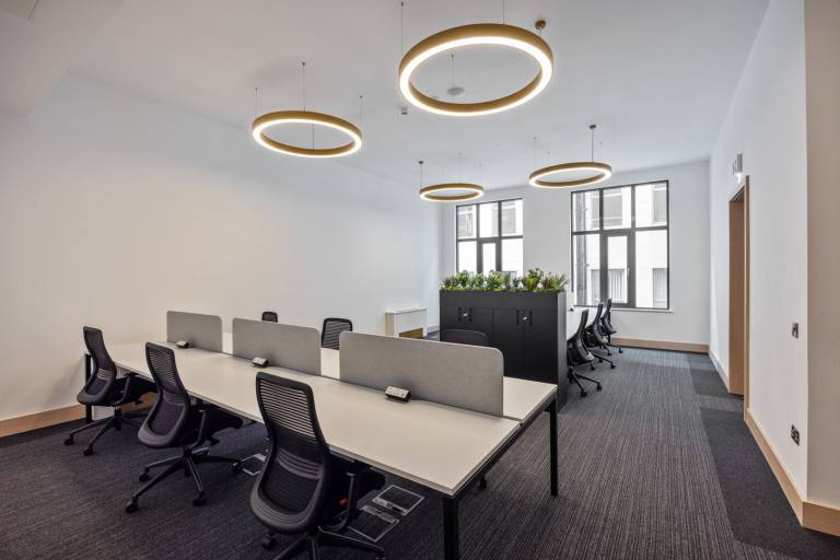 Belfast - BT1 5HB \ Large Office for Rent Customisable for 10 Desks