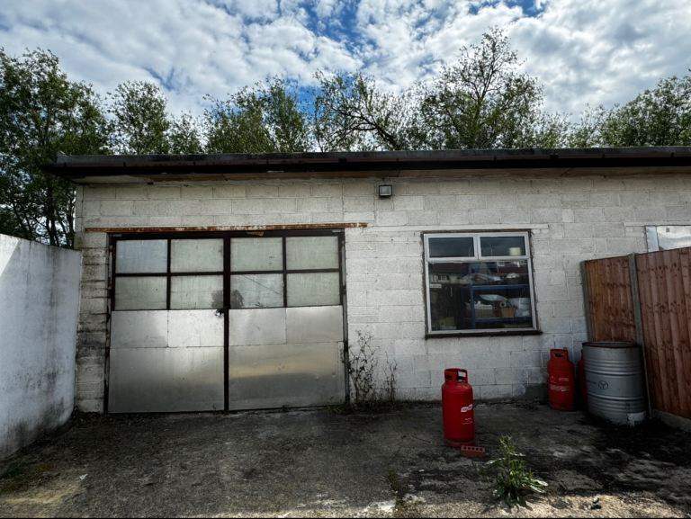 Large outbuilding for storage rent in Slough