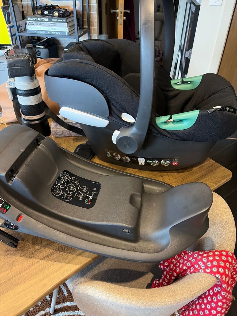Cybex Baby Car Seat with ISOFIX Base – Black, Good Condition