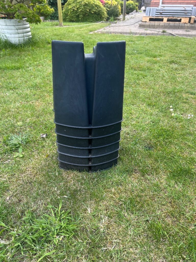 Two interlocking water butt stands