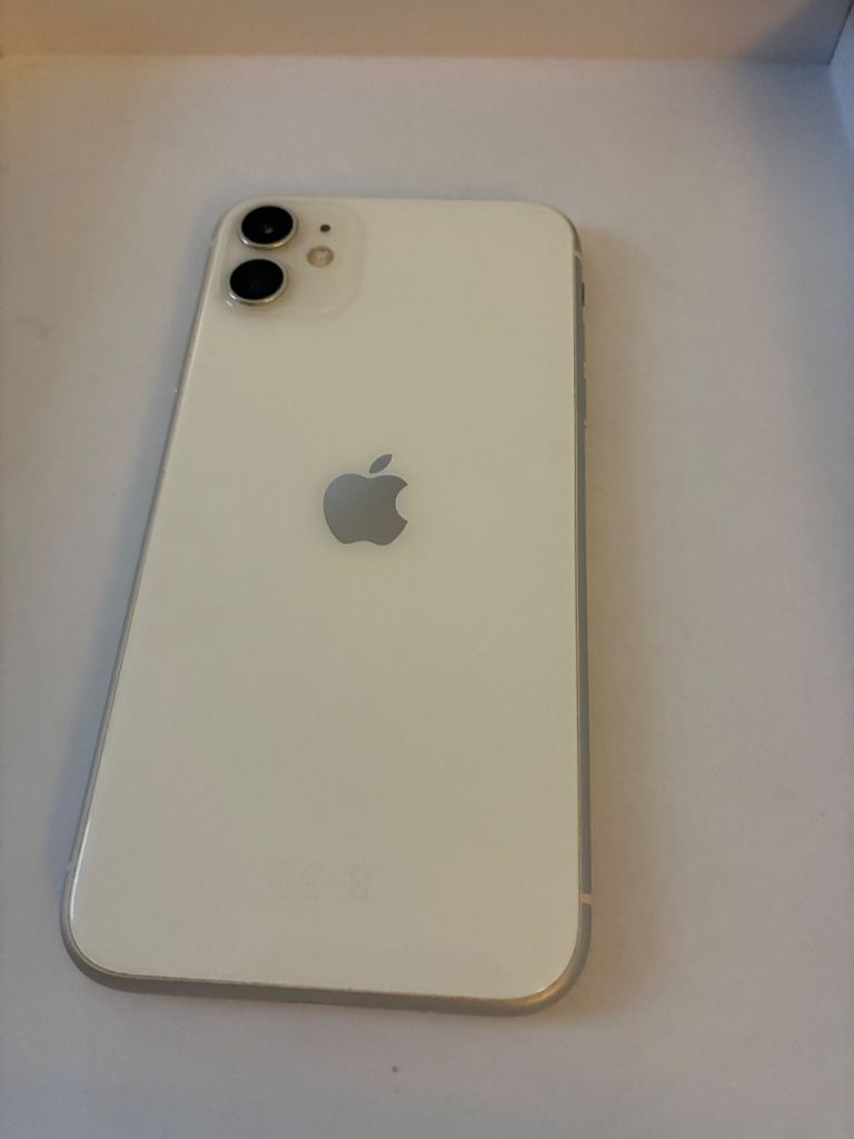 iPhone 11 64gb - white - excellent condition 