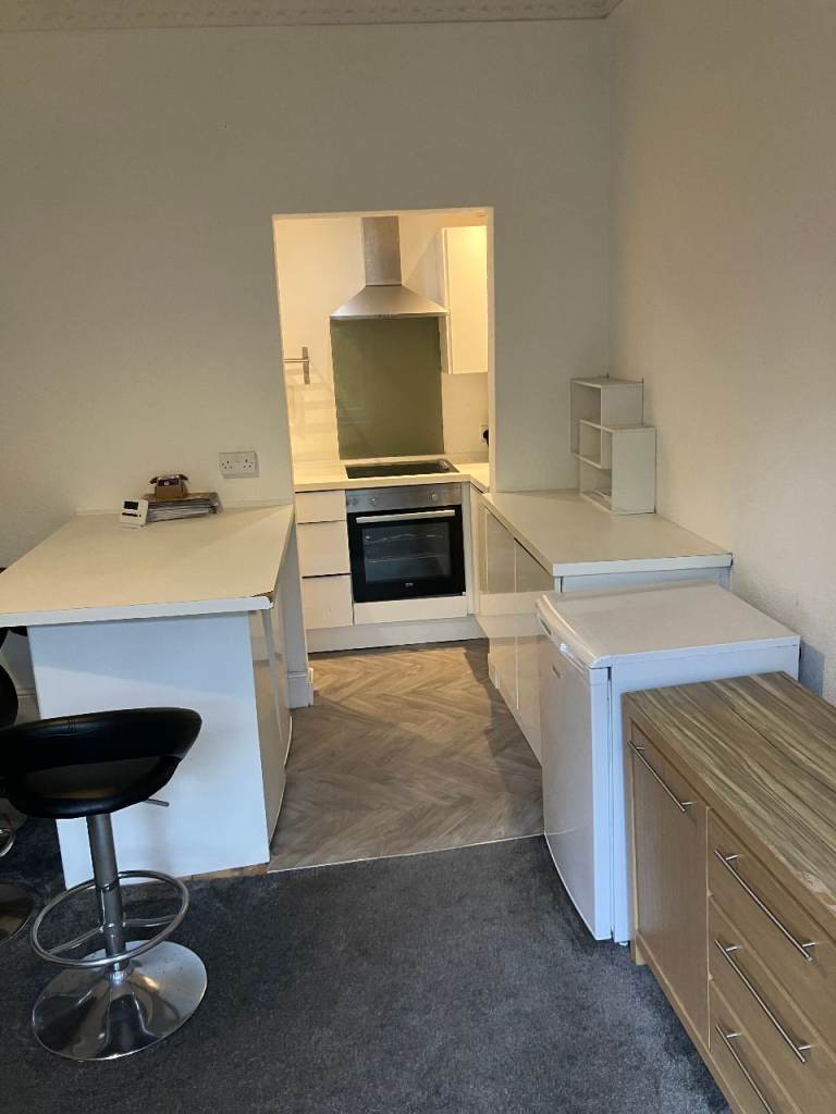 One room to rent in a 2 bed flat close to city centre and Dundee University/Abertay Universities