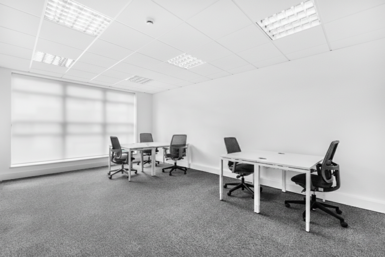 Milton Keynes - MK9 3JZ \ Large Office Space Ideal for Up to 15 Desks