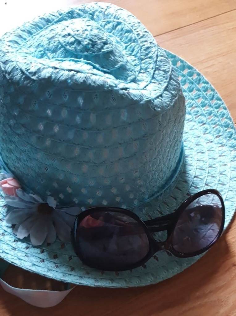 Girls blue sun hat and sun glasses freee 
