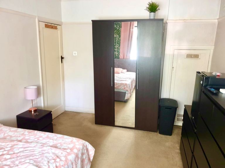 Good Size-High Spec Double Room to rent, Ealing – Pitshanger – Hanger Lane 