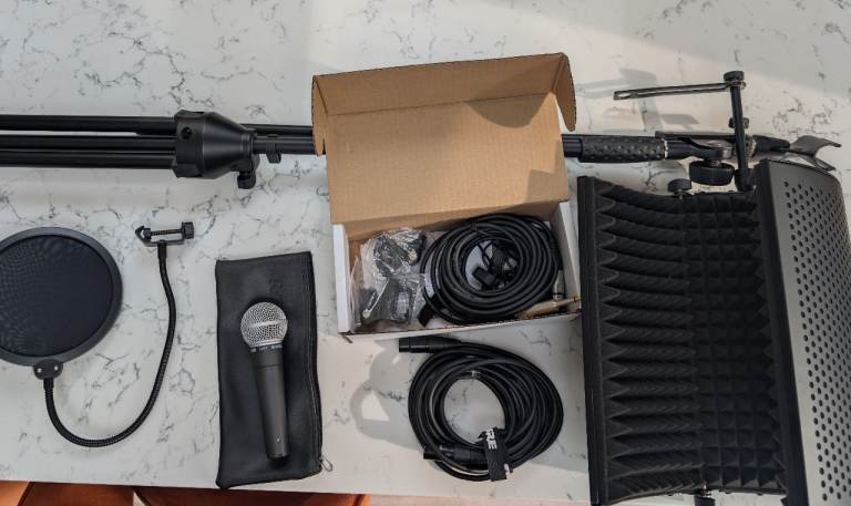 Shure SM58 Dynamic Vocal Mic Bundle with focusrite Scarlett solo